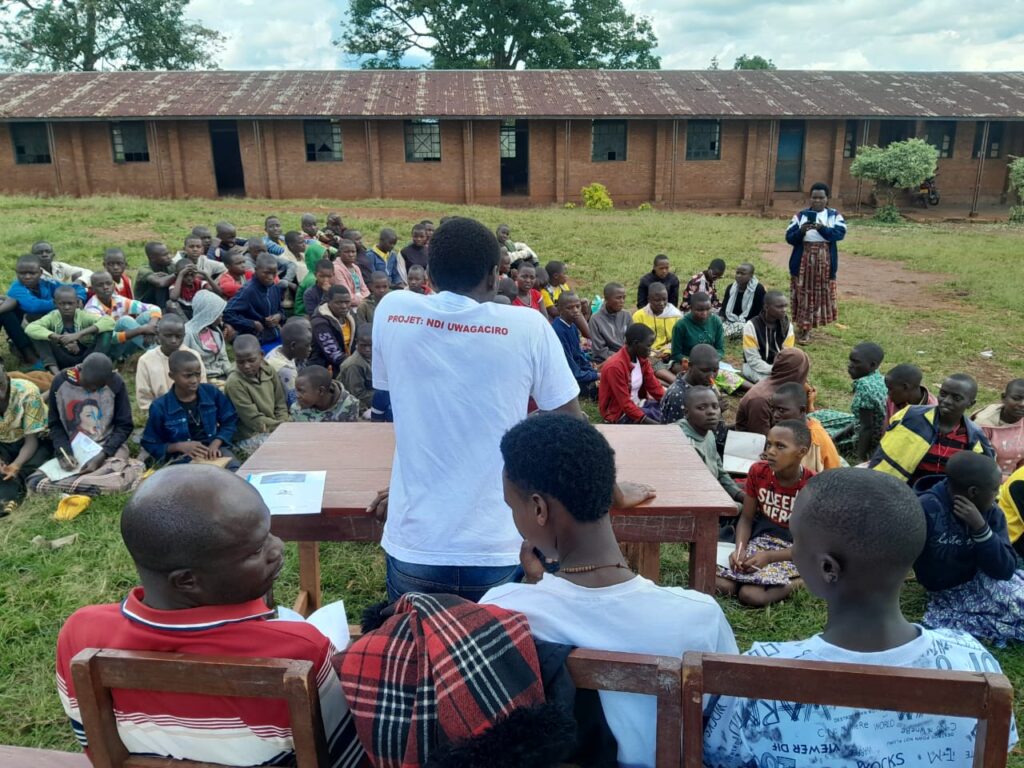 Des jeunes pairs éducateurs formés par UDCEH sur la SSR deviennent des relais communautaires Des jeunes pairs éducateurs formés par UDCEH sur la SSR deviennent des relais communautaires